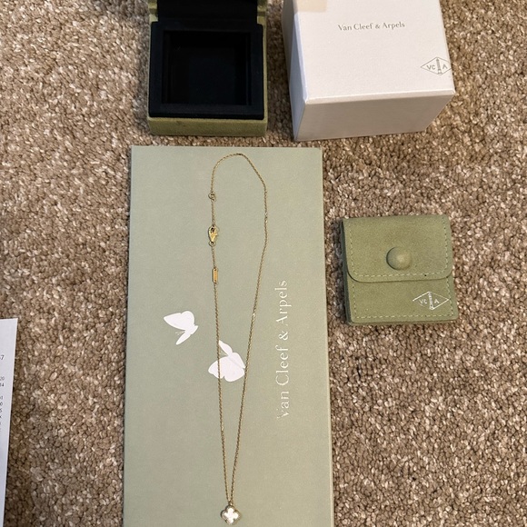 Van Cleef & Arpels Sweet Alhambra Pendant Necklace - Picture 3 of 7